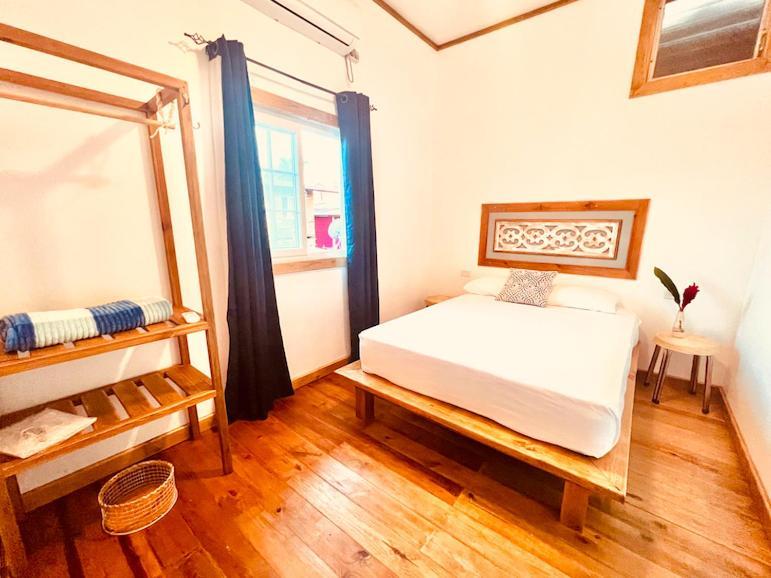 Отель Casa Le Parc - Main Street Бокас-дель-Торо Экстерьер фото