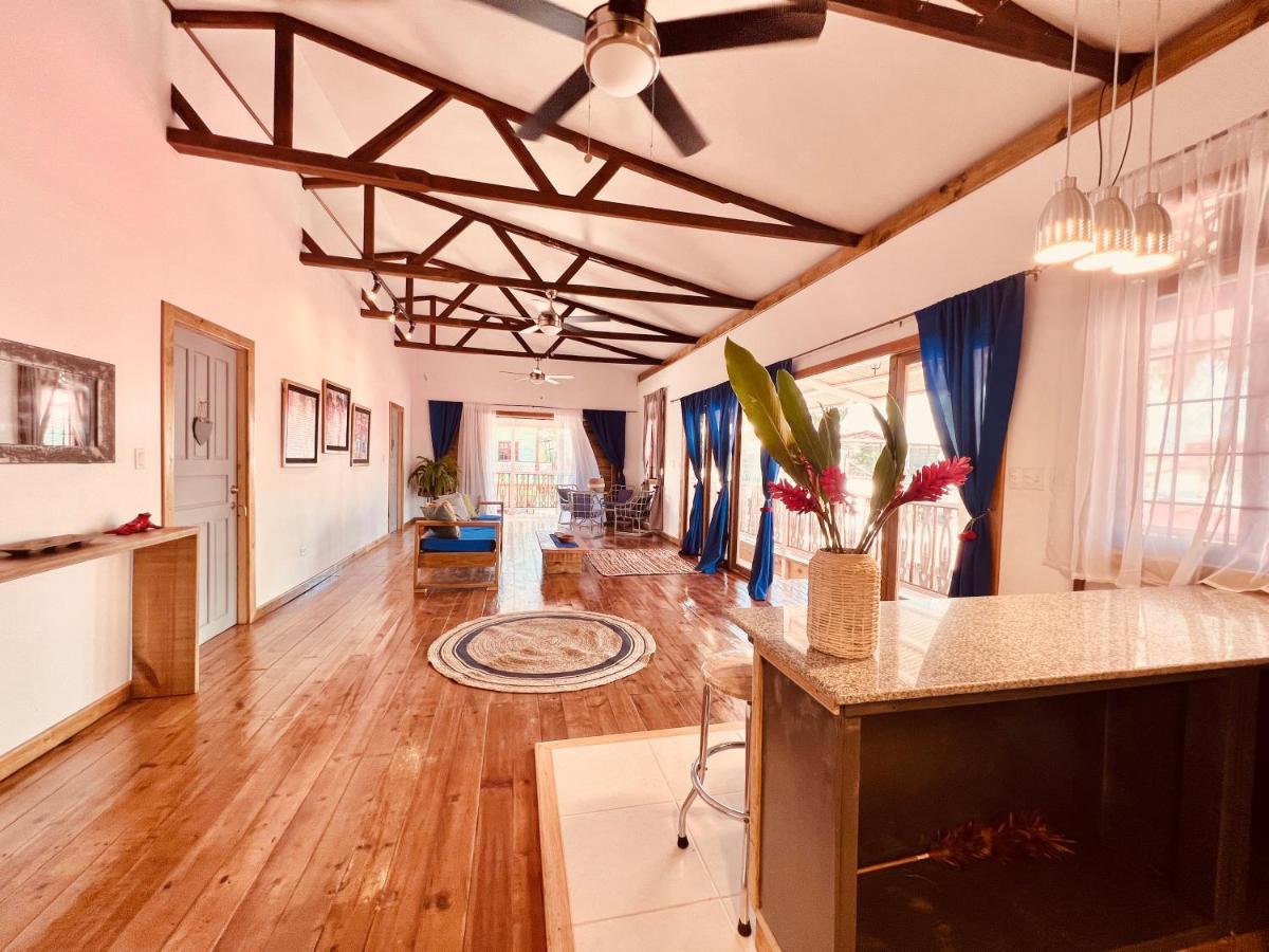 Отель Casa Le Parc - Main Street Бокас-дель-Торо Экстерьер фото